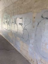 橋の下コンクリート壁に落書き、汚損