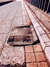 ●足柄大橋歩道上に鉄板が落ちている。