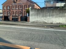 わだちが深く、ひび割れ