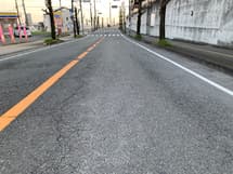 わだちが深く、ひび割れ