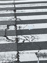 横断歩道のひび割れと穴