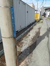 アスファルトが破損した道路