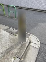 支柱がたっているところの舗装乱れ、黄色シールとれかけ