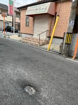 道路が陥没しています。
