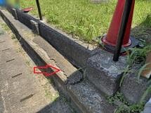 公園の土留めと金網フェンスの破損