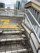 歩道橋上のタイルの剥がれがひどい