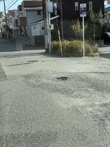 道路に穴が空いてます