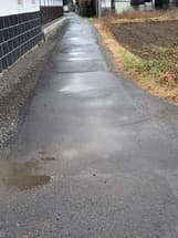 水たまりが幾つもあって、足が悪い人が自宅からゴミ出しに行けない。