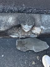 縁石が割れている