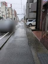雨天時に歩道の水溜りにて歩行不能