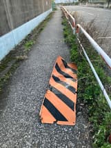歩道に鉄板が放置されてます。