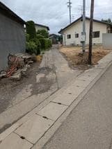 舗装に穴があいておりますので、修理をお願いします。