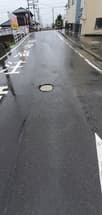 道路に40センチ位の穴があります。早急に補修をお願いします。