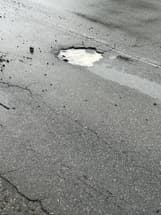 道路のアスファルトに穴か