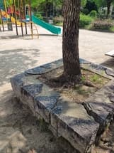 椀田公園　植え込みの擁壁の割れ
