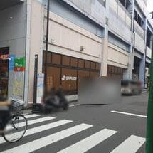 青砥駅前の路側帯の通行不可による歩行者のはみ出し