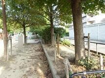 中食満公園　足止め支柱不安定、足止めロープ外れている