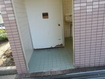 中食満公園　トイレ壁板下あたりめくれ