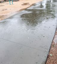 大物公園　ヒビ割れ、水溜り