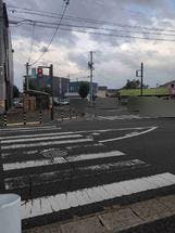 市道吉田小俣線、吉田原交差点付近。横断歩道、斜線帯、止まれの路面表示